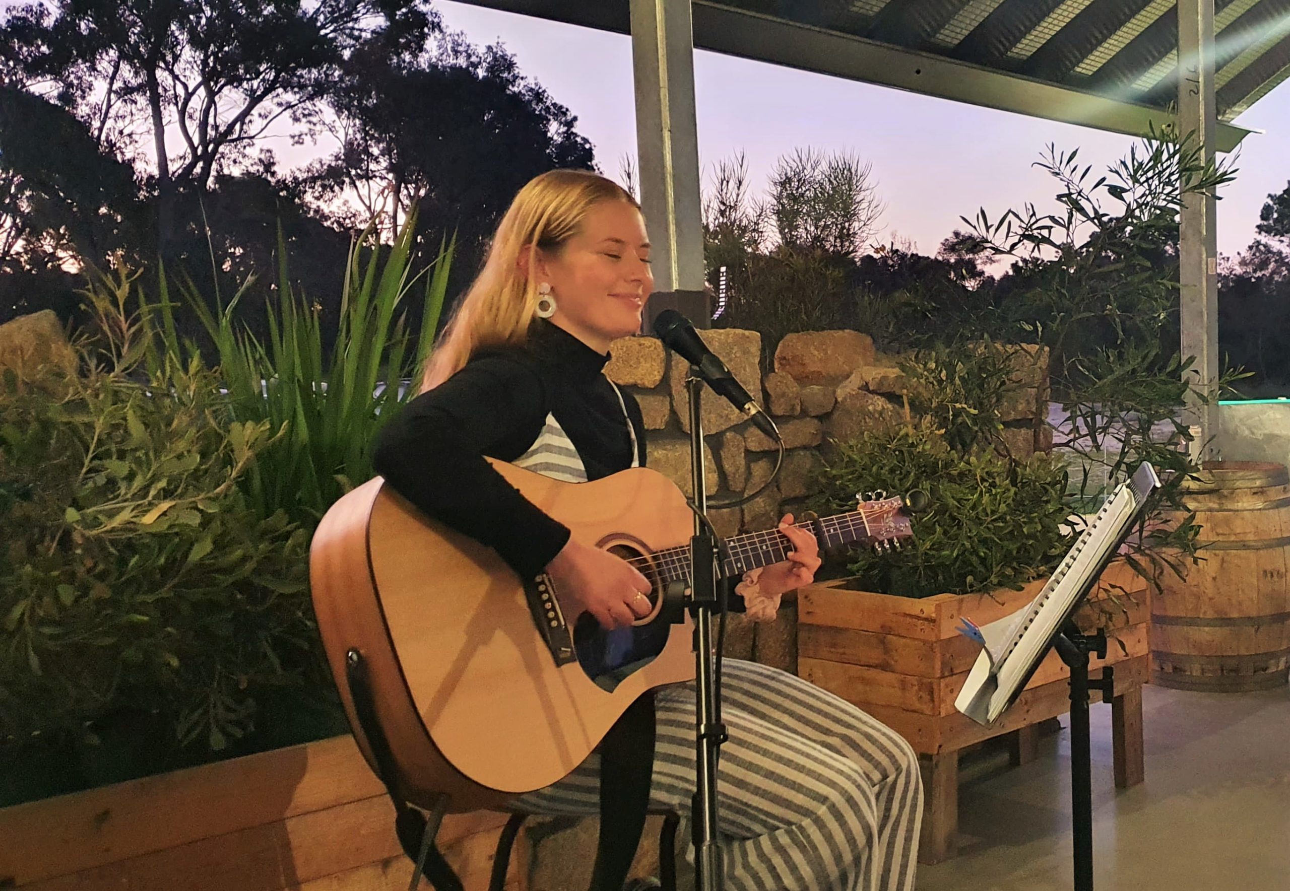 Live acoustic music at Lucky Bay Brewing, Esperance